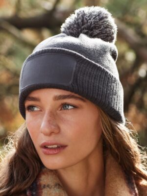 Beechfield B443 Snowstar® Patch Beanie – zimska kapa s pomponom