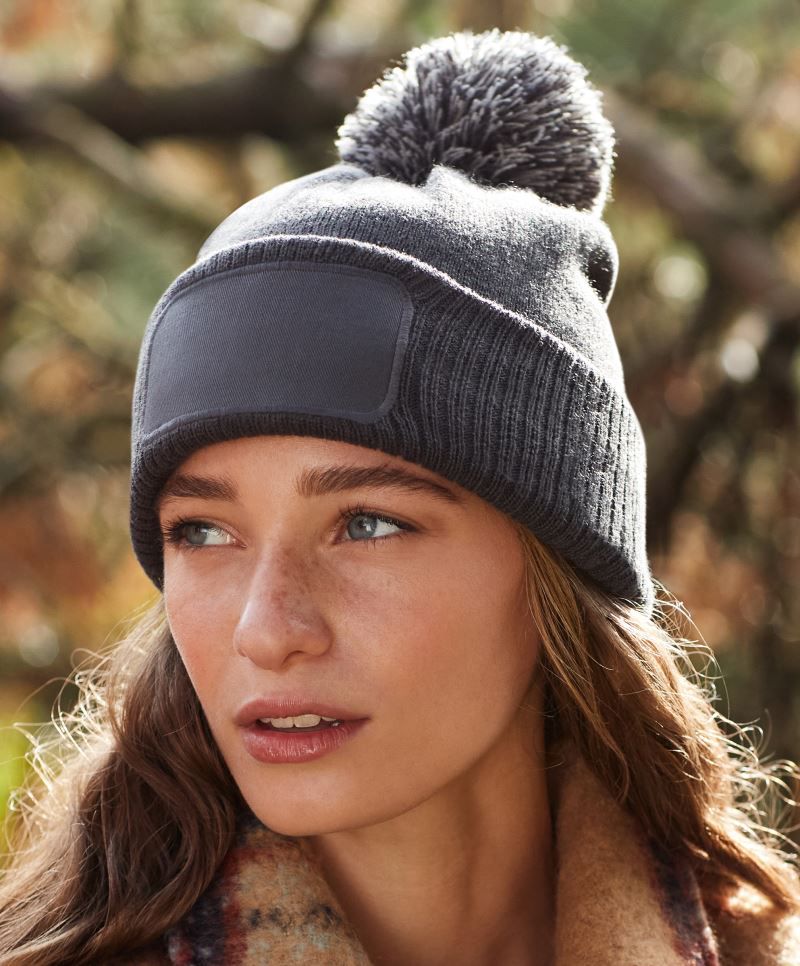 Beechfield B443 Snowstar® Patch Beanie – zimska kapa s pomponom