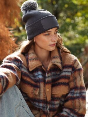 Beechfield B443 Snowstar® Patch Beanie – zimska kapa s pomponom1