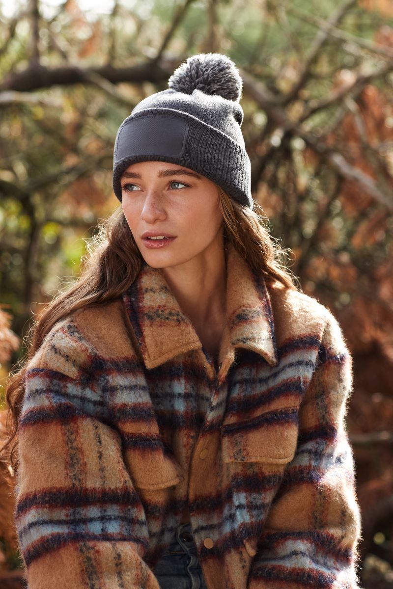 Beechfield B443 Snowstar® Patch Beanie – zimska kapa s pomponom2